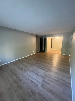 Experience 38th Place Living: A Bright 1BR Steps from Omaha’s Vibrant Blackstone District – photo 1