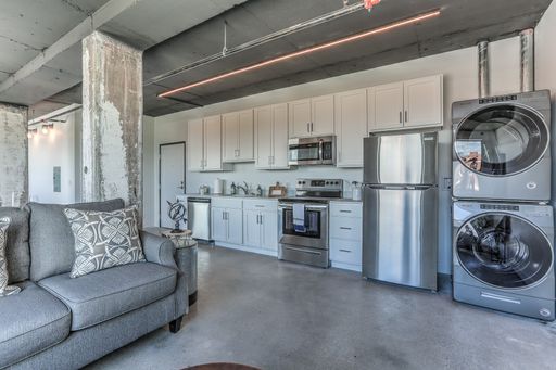 Dahlman Flats - Lovely Studio with a Downtown Skyline View! 50% off First Months Rent!! – photo 1