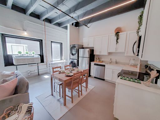 Industrial Studio Apartment near Downtown! – photo 1