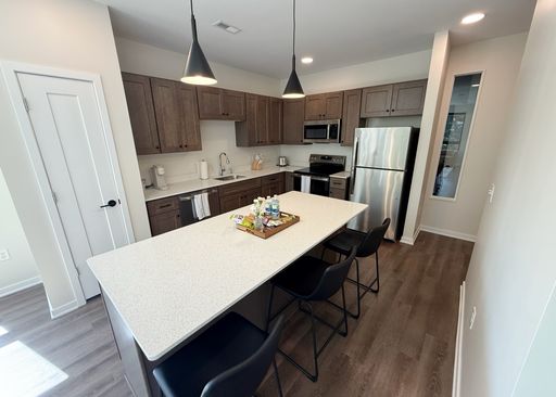 Perfect for Professionals | Furnished 1‑Bedroom w/ Utilities Included – Leavenworth Lofts – photo 1