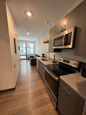Fully Furnished Santorini Studio, Utilities Included! Walk to UNMC/Clarkson College! – photo 1