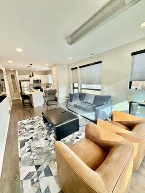 Fully Furnished Corner 1 bedroom with Den @ Leavenworth Lofts – photo 1