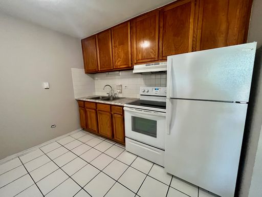 AVAILABLE NOW! - Remodeled 2 bedroom/1 bath apartment in Glenview, Parking Included!