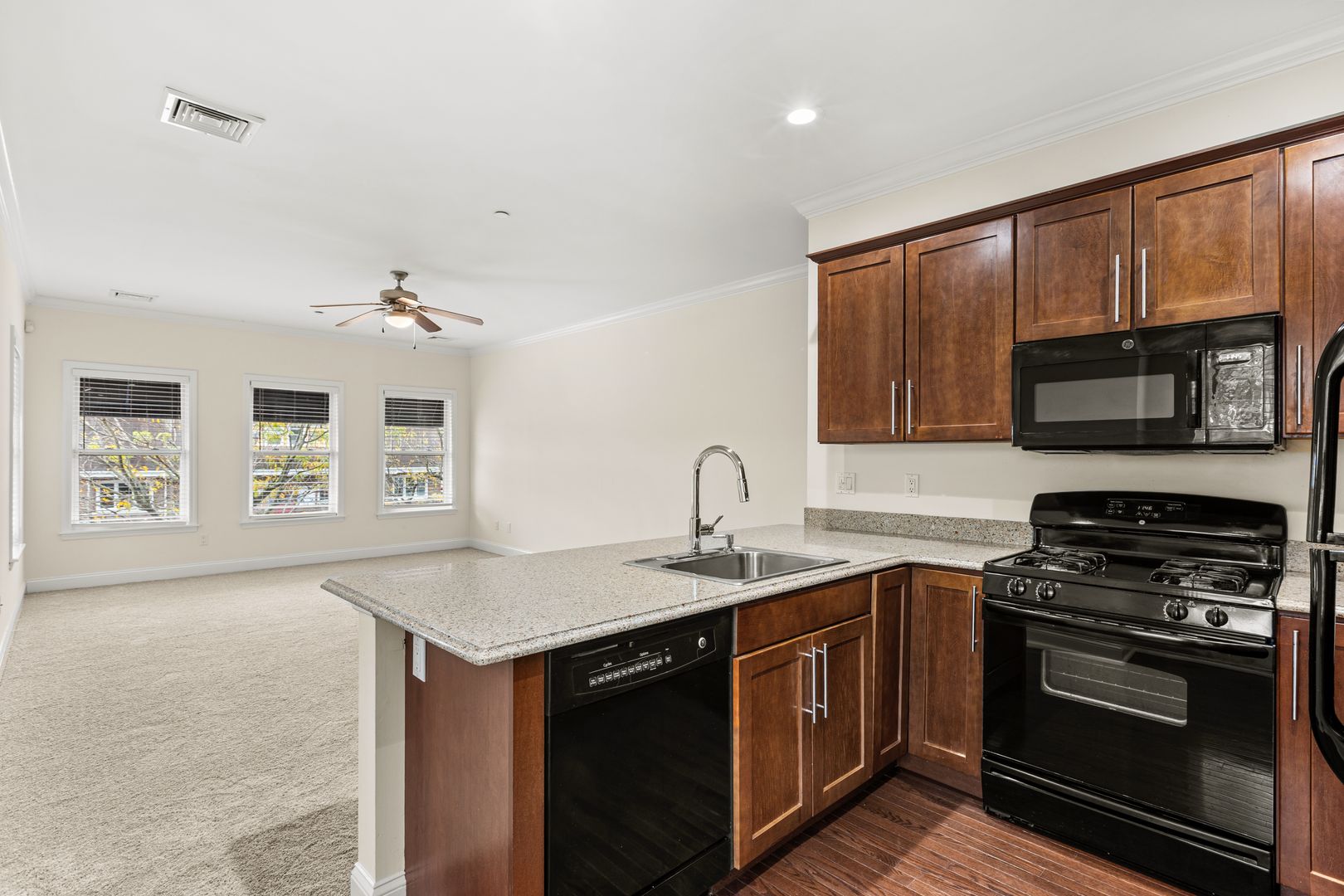 Bay Shore Apartment: Rail Road Avenue