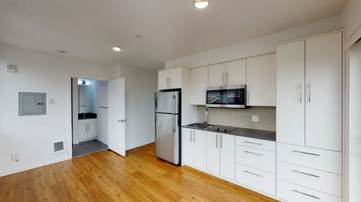 Top Floor Corner Studio with Spacious Bathroom, 1 MONTH FREE! – photo 1