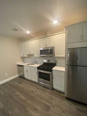 1 bed 1 bath available now! – photo 1