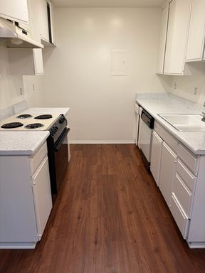 Beautiful downstairs 1 bedroom, 1 bath apartment with covered parking and on-site laundry facilities. – photo 1