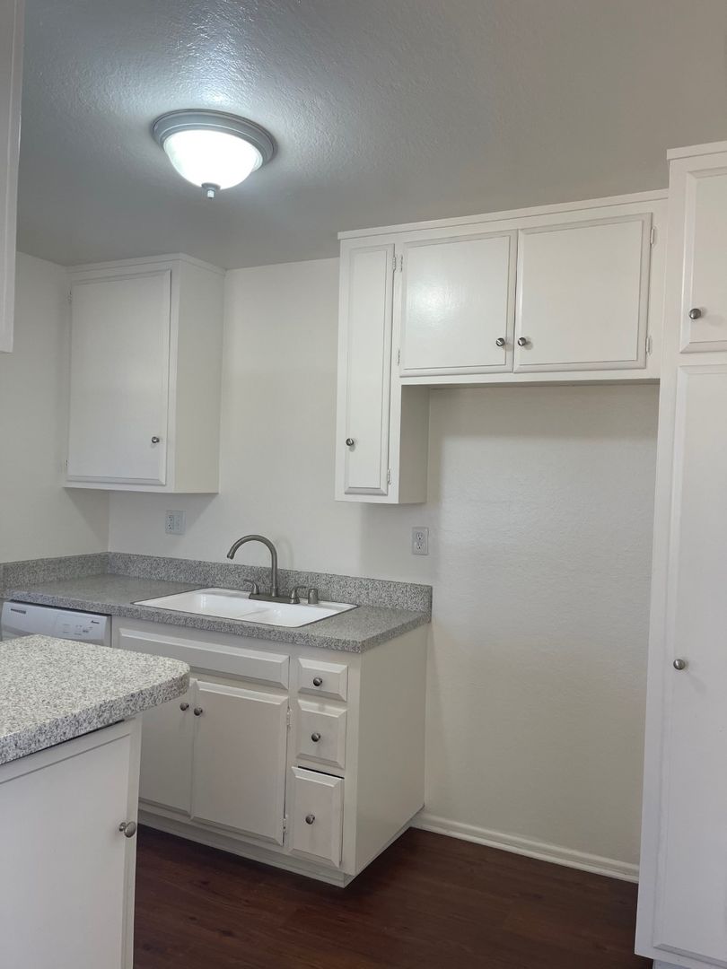 Tustin Apartment: 13882 Tustin E. Drv