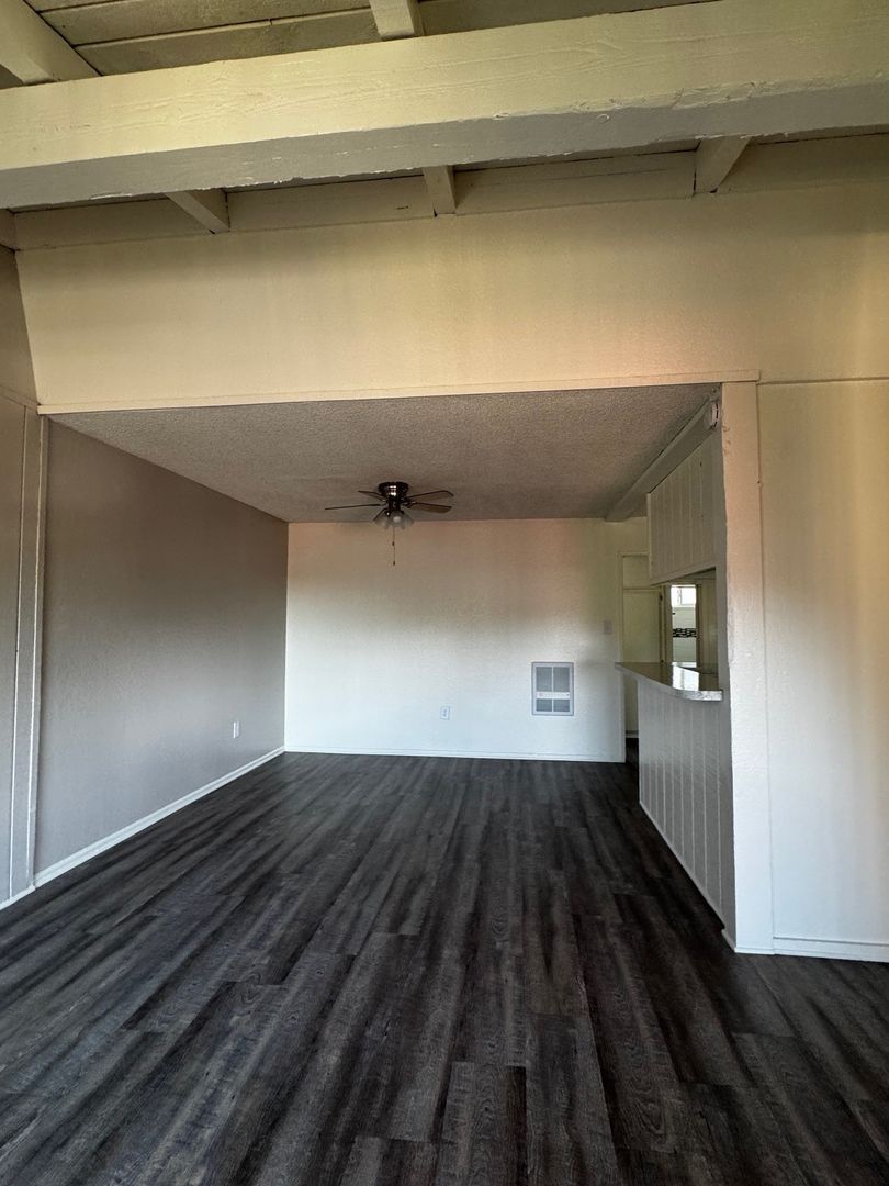 Tustin Apartment: 13882 Tustin E. Drv