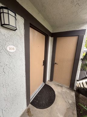 Spacious Upstairs Two Bedroom One Bath Unit with Washer and Dryer. – photo 1