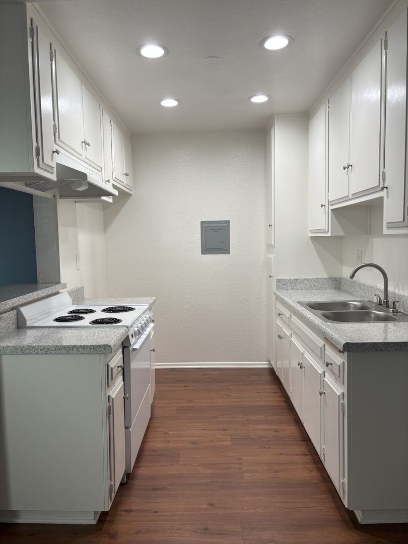 Tustin Apartment: 14160 Red Hill Ave