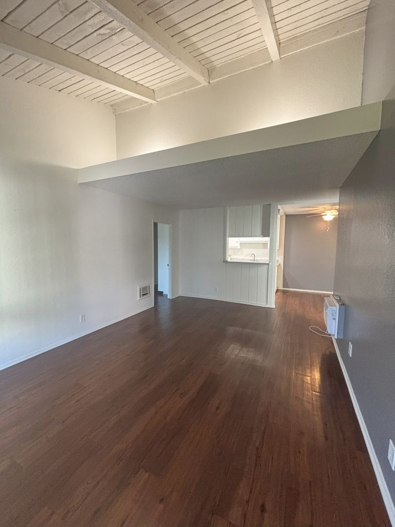 Tustin Apartment: 14160 Red Hill Ave