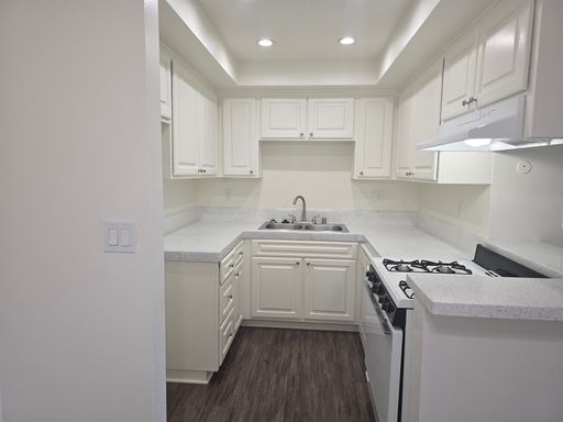Beautiful 1 bedroom 1 bath upstairs ready for immediate move in! – photo 1