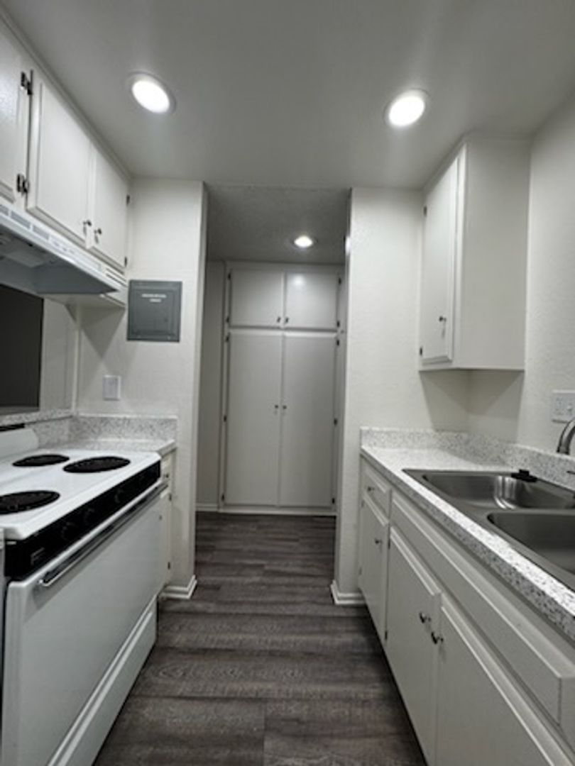 Tustin Apartment: 13882 Tustin E. Drv