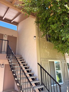 Upstairs 1 bed 1 bath, 780 Sq. Ft, All Appliances including In-Unit Washer & Dryer – photo 1