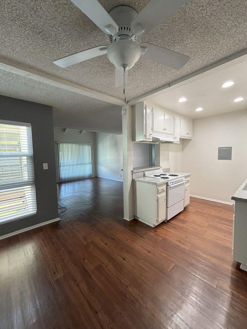 Tustin Apartment: 14160 Red Hill Ave