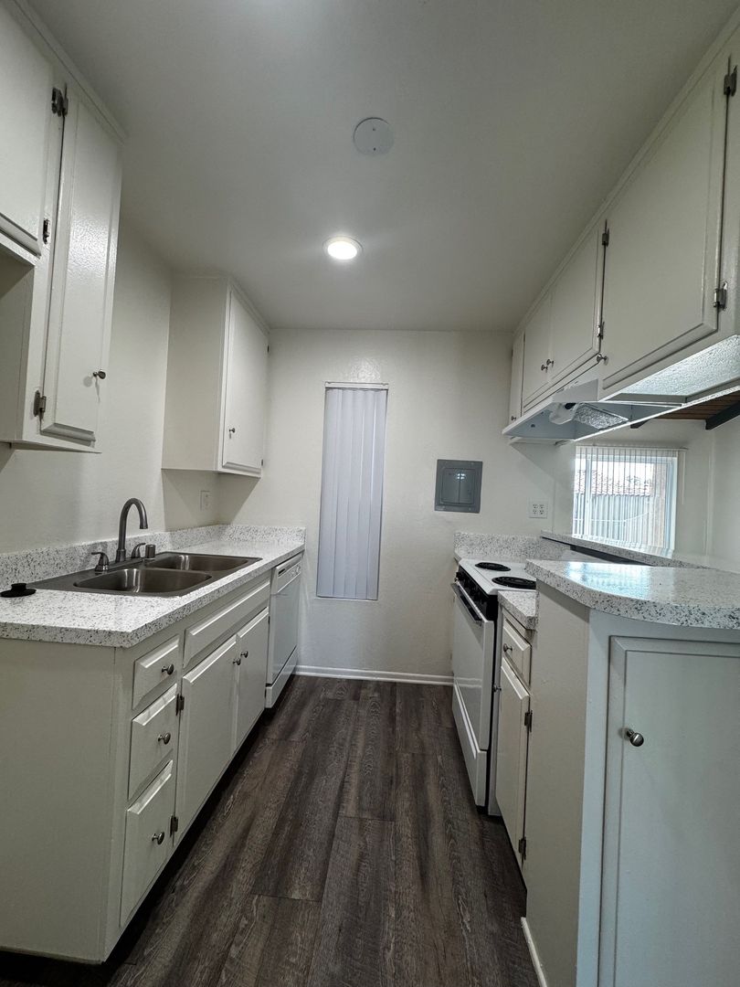 Tustin Apartment: 13882 Tustin E. Drv