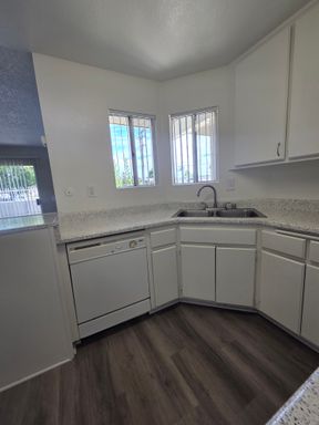 Corner Downstairs 1 bed 1 bath Coming Soon! Special OAC! – photo 1