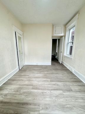 Rear 1-bedroom with a clawfoot tub – photo 1