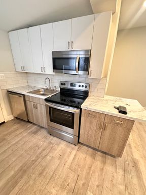 Renovated first-floor 2-bedroom with a breakfast island – photo 1