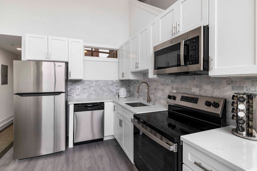 Modern Bi-Level 1BR Residence with Parking and Luxury Finishes – photo 1