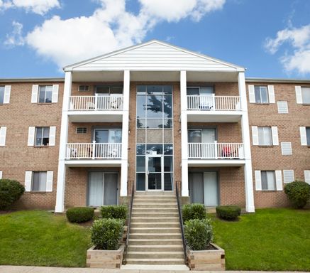 JUST LISTED! 2 Bedroom 1 bathroom Apartment! With in unit W/D!- Available September!!!