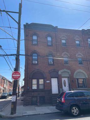 Light Filled Studio in South Philly Available for a November move in! – photo 1