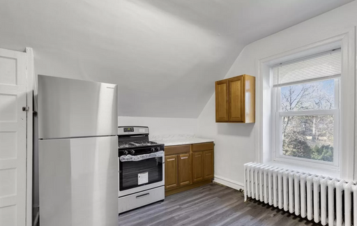 3-bedroom in a stone Tudor on Lincoln Drive – photo 1