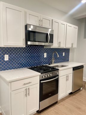 Renovated 1 bedroom available Sept near clark park! Washer dryer in unit! – photo 1