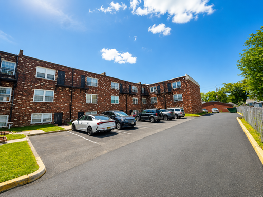 Spacious 1BR with Tons of Lighting and In Unit Laundry ! Newly Renovated ! Call / Text / Email to Tour!
