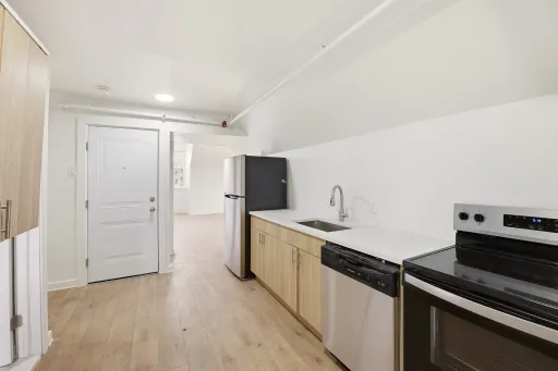 The Langhurst Mansion - restored 2-bedroom, 1,000 sq ft, off-street parking – photo 1