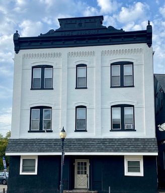 ***BEAUTIFULLY RENOVATED UNIT WITH IN UNIT WASHER AND DRYER WITH GAS INCLUDED!!***