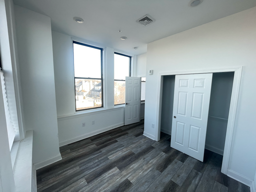 Freshly Renovated, Extremely Spacious 1-Bed Unit AVAIALBLE NOW! No Last Month Rent Deposit – photo 1