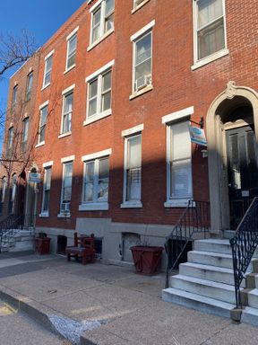 Newly renovated, sunny first floor studio available for late August move In! – photo 1