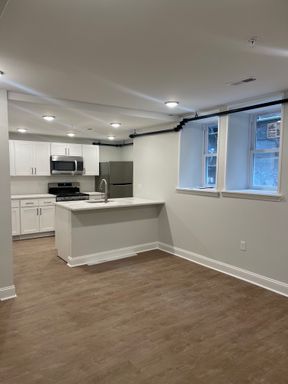 Newly renovated 1 bed 1.5 bath apartment! – photo 1
