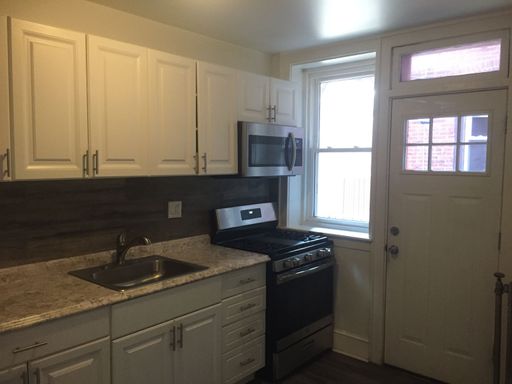 Renovated 2-bedroom on Walnut - granite kitchen, hardwood throughout – photo 1