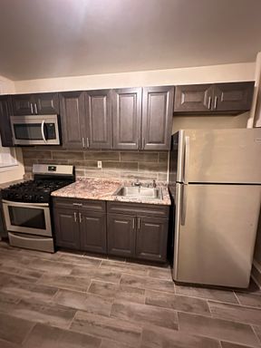 Top-floor 2-bedroom, fully updated - espresso kitchen, wide plank floors – photo 1