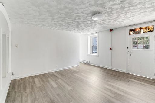 Bright 1-bedroom with built-in shelving – photo 1