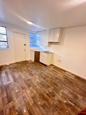 First-floor 2-bedroom with hardwood floors – photo 1