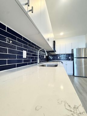 Luxury-Inspired 1BR with Fitness Center, Elevator & Parking – photo 1