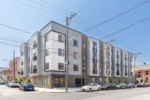 Newly Built, Large 2 Bed/2 Bath apartment with Den available for IMMEDIATE move in! – photo 1