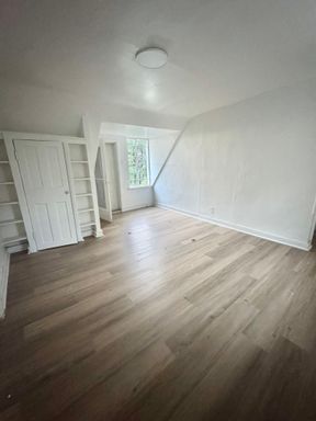 Top-floor 1-bedroom - butcher block kitchen, tiled shower – photo 1