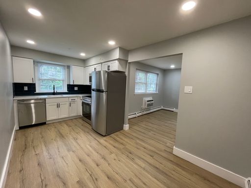 Beautifully renovated 2 Bedroom located in The heart of Phoenixville!!! – photo 1