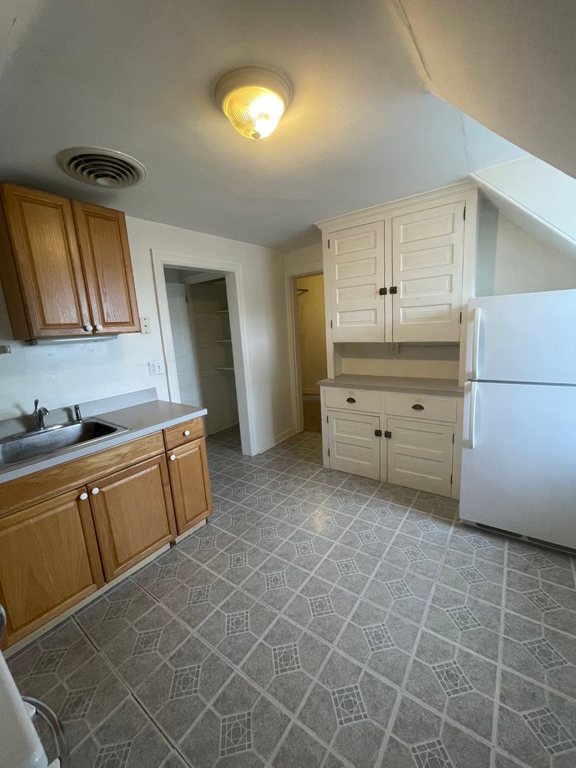 Rutledge Apartment: 2 Linden Ave