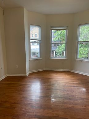 Spacious 2 bed 1 bath apartment available in Sept! – photo 1