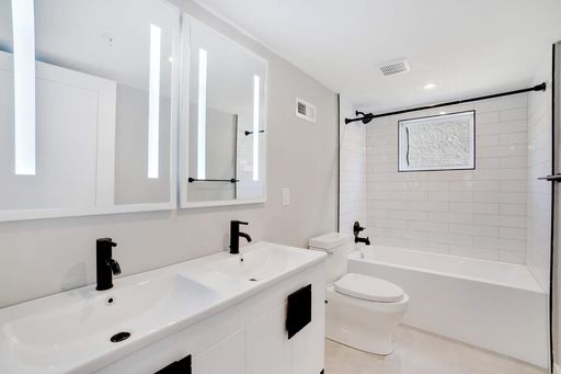 Modern Bi-Level 2BR Near Fairmount Park | In-Unit Laundry – photo 1