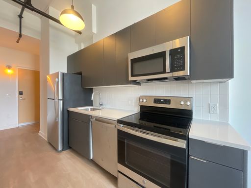 MODERN 1 BED 1 BATH ! | JUST LISTED! 1ST FLOOR 1 BED 1 BATH!, CENTRAL AIR! | FREE PARKING, GYM & LOUNGE!