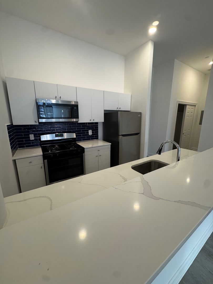 Darby Apartment: 901 Quarry St