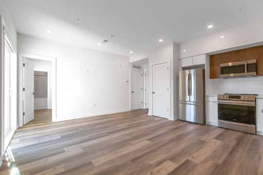 Renovated top floor 1 bedroom available in September! – photo 1