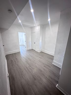 Top-floor 2-bedroom - wood kitchen, stainless refrigerator – photo 1